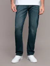 Jeans de corte recto y talle medio, confeccionados en denim elástico con diseño clásico de cinco bolsillos, cierre de cremallera y botón.