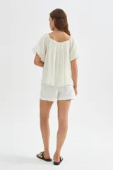 Short de viscosa de tiro alto y diseño holgado.