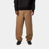 Pantalón de trabajo estilo carpenter color marrón, con refuerzos en las rodillas, bolsillos laterales y remaches metálicos.