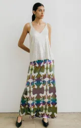 Falda larga de jersey, color rojo con estampado abstracto en tonos oscuros.