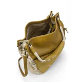 Cartera tipo hobo de cuero sintético color marrón claro, con doble bolsillo frontal con cierre, diseño bordado en el frente y laterales con paneles de rayas en tonos pastel. Cuenta con asas cortas para llevar al hombro y correa larga desmontable.