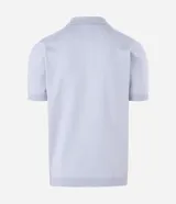 Remera polo slim de Marfinno confeccionada en viscosa texturizada de color blanco, con cuello polo y cierre frontal de cremallera corta, de manga corta.