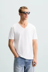 Camiseta blanca de algodón con elasticidad, corte slim fit, cuello en V y mangas cortas.