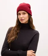 Gorro de punto de diseño clásico con borde plegado y etiqueta pequeña aplicada en el lateral. Confeccionado en tricot ligero de color bordó.