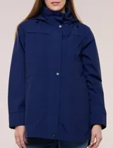 Campera impermeable Gallery color azul marino, con capucha plegable, cierre frontal con solapa de botones a presión, bolsillos y cordón de ajuste en la cintura.