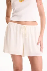 Short fluido de viscosa color negro, con cintura elastizada y cordón ajustable.