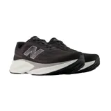 Championes de running New Balance modelo Kaiha Road v2, color negro con entresuela blanca y gris. Presentan un diseño de malla transpirable con el logo de la marca en el lateral.