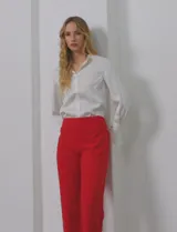 Pantalón sastrero de corte slim, color blanco, con pretina anatómica y panel de malla elástica interno para efecto modelador. Presenta nervaduras verticales, bolsillos laterales tipo ojal y bolsillos traseros simulados.