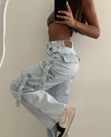 Pantalón jean celeste claro, corte cargo, tiro bajo y pierna ancha.