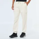 Pantalón de jogging color blanco hueso, de corte holgado, con cintura elástica ajustable con cordón, bolsillos laterales y bolsillos tipo cargo con solapa en los muslos.