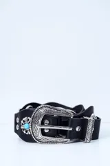 Cinto negro de eco-cuero con hebilla y pasa-cinto de metal plateado con grabados ornamentales, detalle de flor metálica con piedra turquesa y tachas decorativas.