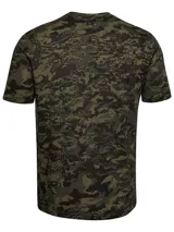 Remera de manga corta Under Armour con estampado de camuflaje digital en tonos verdes y negros. Presenta cuello redondo acanalado y el logo de la marca estampado en color blanco en el pecho.