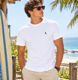 Remera básica de corte clásico color blanco, con cuello redondo, manga corta y pequeño bordado negro en el pecho.
