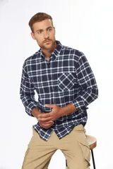 Camisa de viyela tipo leñadora con diseño a cuadros en tonos borgoña, blanco y gris. Manga larga con bolsillo en el pecho y botones en el cuello.