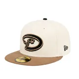 Gorra de visera plana New Era modelo 59Fifty, con corona en color crema y visera en color marrón. Presenta el logo bordado del equipo de béisbol Arizona Diamondbacks en el frente y el logo de la marca en el lateral.