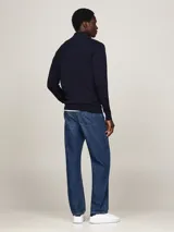 Sweater azul marino de Tommy Hilfiger con cuello perkins, cierre de cremallera, logo bordado en el pecho y puños y bajo de punto canalé.