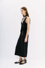 Vestido largo al tobillo de corte ajustado, confeccionado en tejido con elastano. Presenta un escote pronunciado y detalles de drapeado tanto en el frente como en la espalda.