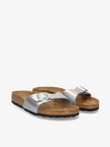 Sandalias Birkenstock Madrid plateadas con plantilla anatómica estrecha de corcho y látex, forrada en ante.