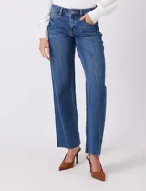 Jean recto de mujer, color azul claro, con pretina con pasadores, botón y cierre. Cuenta con bolsillos delanteros y traseros, y costura lateral asimétrica.