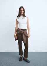 Jeans de tiro medio color marrón, de corte flare y diseño crop, con cinco bolsillos, trabillas y bajo deshilachado.