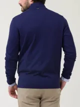 Sweater de tejido de punto azul navy RKF, modelo Amalfi, con cierre frontal completo, cuello alto y manga larga. Confeccionado en una mezcla de cashmere y seda.