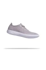 Zapatilla de diseño minimalista confeccionada en lana merino, con cordones al tono y suela de EVA. Presenta un estilo atemporal y versátil, ideal para uso diario.