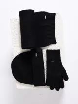 Set de accesorios de invierno en color beige melange, compuesto por un gorro tipo beanie de punto acanalado, un par de guantes de punto y una bufanda de punto con terminación acanalada.