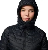 Chaqueta híbrida para mujer, con cuerpo acolchado con aislamiento sintético y paneles laterales elásticos. Presenta cierre frontal completo, cuello alto con protección para la barbilla, bolsillos laterales con cierre y dobladillo ajustable.