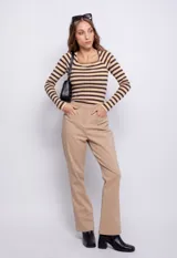 Pantalón de vestir negro, de corte recto, con bolsillos delanteros, botón y cierre a tono.