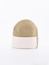 Gorro tipo beanie de punto, con diseño bicolor que combina una corona en tono tostado y un borde doblado en color rosado claro.
