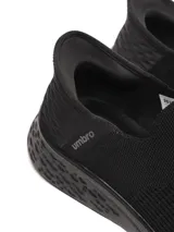 Championes slip-on negros de Umbro, con capellada de tejido flyknit y suela de phylon.