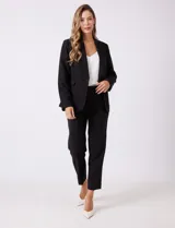 Blazer sastrero negro de corte entallado, con cuello de solapa, hombreras, cierre frontal con un botón y bolsillos laterales con solapa.