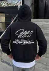 Hoodie negro con capucha, de corte oversize y confección en felpa, con estampa metalizada y gráfica en la espalda.
