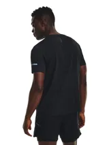 Remera deportiva de manga corta Under Armour, confeccionada en tejido de punto suave con zonas de ventilación de malla estratégicamente ubicadas. Presenta un diseño prácticamente sin costuras para evitar rozaduras, con detalles reflectantes para mayor visibilidad y logo de la marca en el pecho.