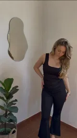 Pantalón de yoga negro de lycra con pretina doble para ajustar el tiro. Corte acampanado.