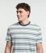 Conjunto de pijama masculino compuesto por una remera de cuello redondo y mangas cortas con estampado de rayas horizontales finas, y una bermuda lisa con cintura elástica.
