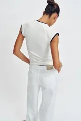Camiseta blanca de corte slim fit con efecto de doble capa en las mangas cortas y el cuello redondo, en color azul marino.