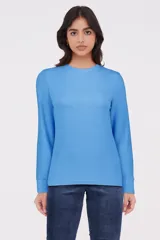 Buzo de manga larga color azul, con cuello redondo y textura de punto fino.