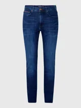 Pantalón de jean Tommy Hilfiger modelo Bleecker, corte slim, color azul oscuro. Confeccionado en tejido denim Power Stretch de mezcla de algodón, con efecto desteñido en las rodillas, estilo de cinco bolsillos y logo bordado en el bolsillo trasero.