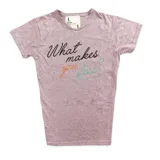 Remera rosa jaspeado de algodón con cuello redondo y mangas cortas. Estampado frontal con la frase "What makes you free?" en letras negras, naranja y celeste.