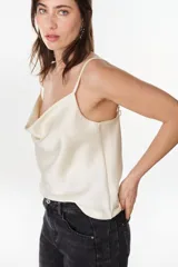 Blusa de satén color negro con escote drapeado y tirantes finos.