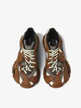 Zapatillas multicolor con malla Sorona, empeines de HyphaLite y MIRUM, cordones de TENCEL Lyocell, plantillas OrthoLite Recycled, entresuelas de EVA de caña de azúcar y suelas de goma. Presentan una combinación de tonos marrones, grises, negros y blancos, con un diseño robusto y texturizado.