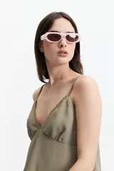 Musculosa color verde oliva con breteles finos y escote en V con detalle de puntilla.