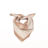 Pañuelo cuadrado de satén en tonos beige y marrón, con diseño estampado.