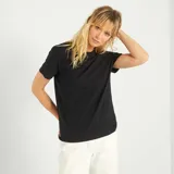 Remera negra de punto con cuello redondo y mangas cortas.