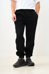 Pantalón de jogging negro con puños elásticos y bolsillos laterales.