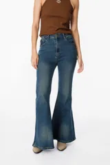 Jean de corte oxford con tiro alto y lavado localizado. Presenta un diseño de pierna acampanada con costuras reforzadas y cierre frontal con botón metálico.