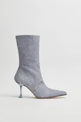 Botas de caña media Miista Marcela, confeccionadas en cuero estampado con diseño denim desgastado y punta afilada. Presentan un taco acampanado de lucite transparente.