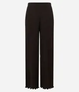 Pantalón texturizado marrón de corte ancho con cintura elástica y bolsillos laterales.