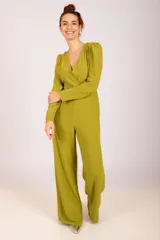 Mono largo de crepé color verde esmeralda, con escote en V cruzado, mangas largas abullonadas y pantalón palazzo. Cierre cruzado con dos botones dorados.